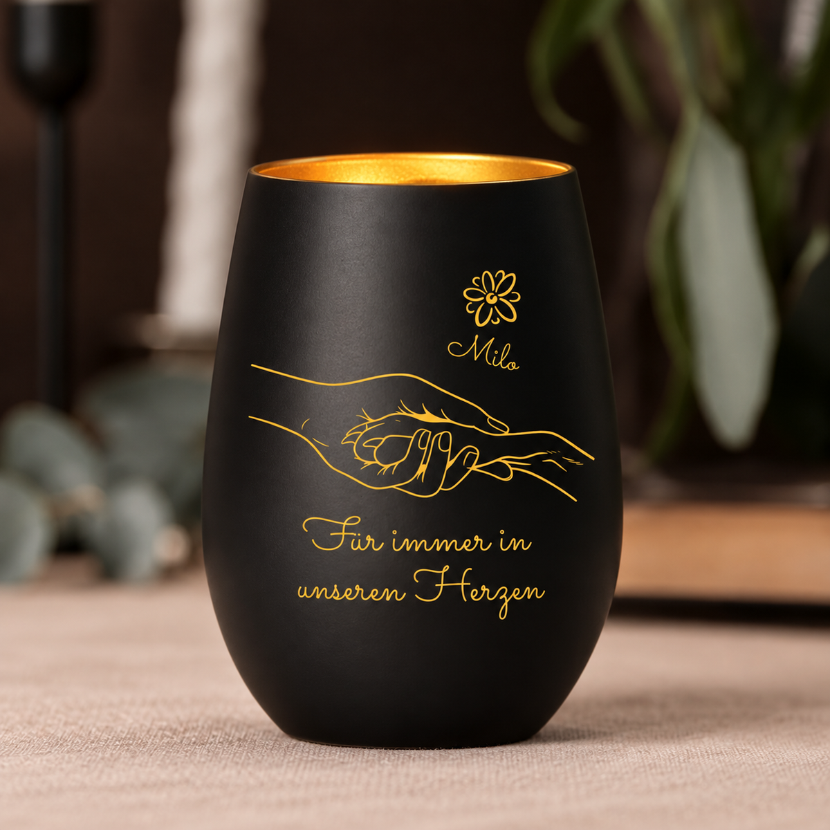 Zwart herdenkingslicht met gouden binnenkant, gepersonaliseerd met handenontwerp en de tekst "Für immer in unseren Herzen".