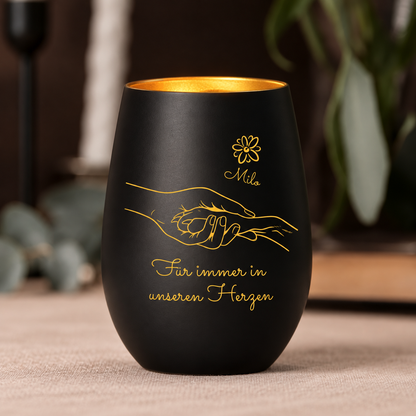 Zwart herdenkingslicht met gouden binnenkant, gepersonaliseerd met handenontwerp en de tekst "Für immer in unseren Herzen".