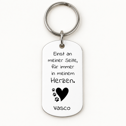 Porte-clés en métal personnalisé avec inscription noire et motif de cœur.