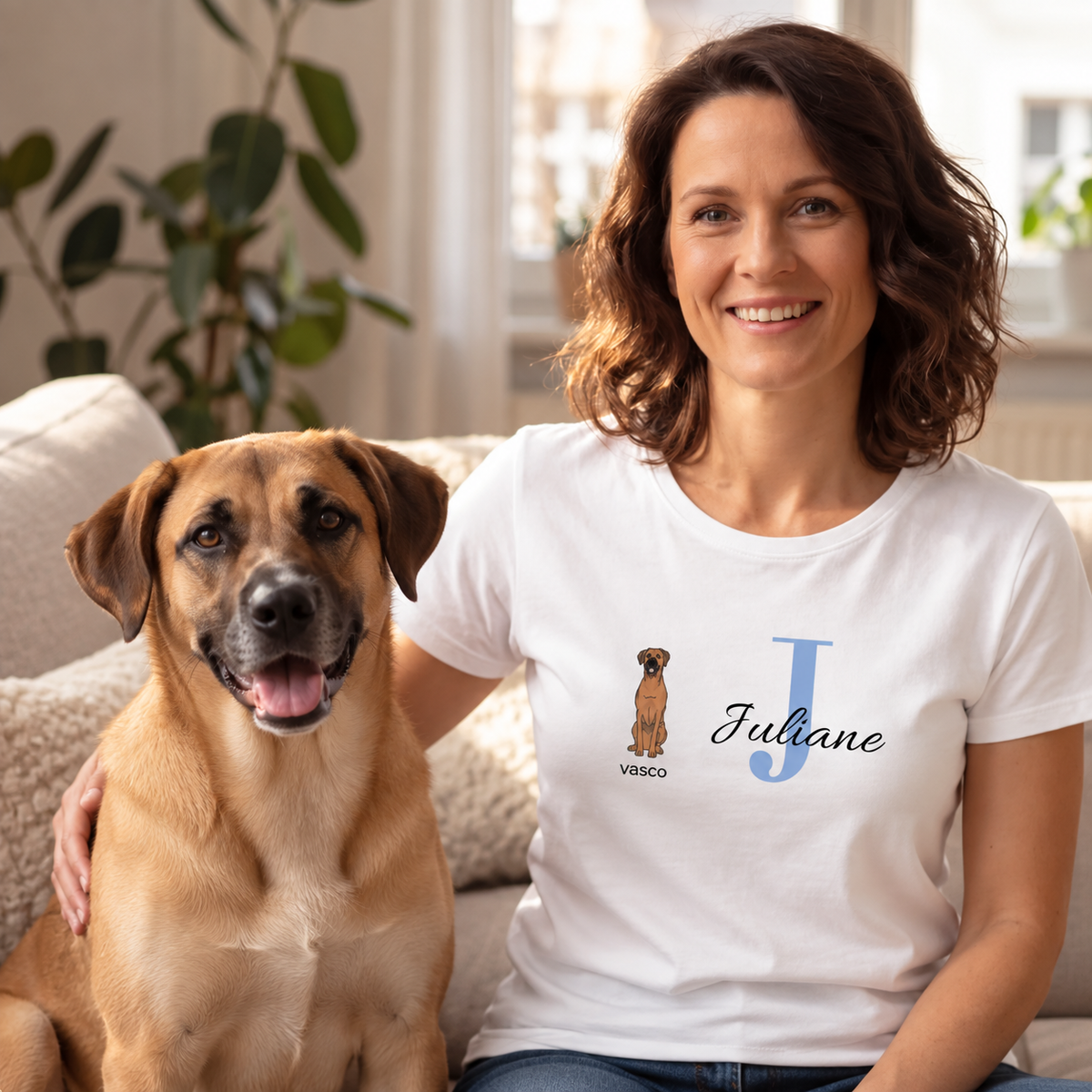 Wit T-shirt met gepersonaliseerde initiaal "J" en hondenontwerp, gedragen door een vrouw naast een hond.