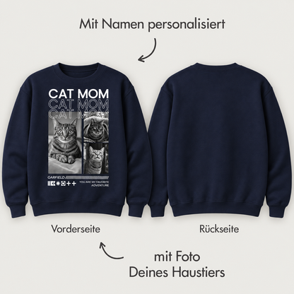 Donkerblauwe sweater met personaliseerbare opdruk "Cat Mom" en kattenmotieven op de voorkant.