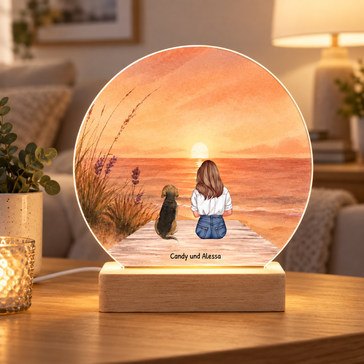 Veilleuse LED personnalisée avec une fille et un chien au bord de la mer, lumière chaude, socle en bois.