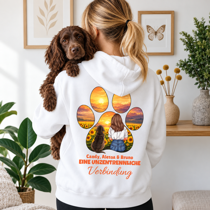 Witte hoodie met opdruk van een meisje en hond bij zonsondergang, personaliseerbaar.