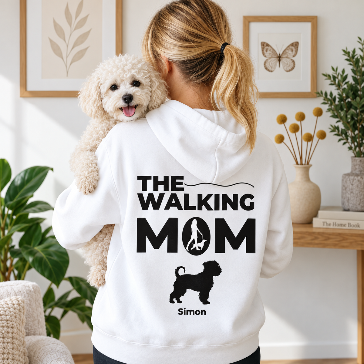 Gepersonaliseerde witte hoodie met zwarte tekst "THE WALKING MOM" en hondenfiguur.