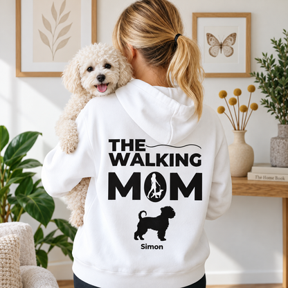 Gepersonaliseerde witte hoodie met zwarte tekst "THE WALKING MOM" en hondenfiguur.