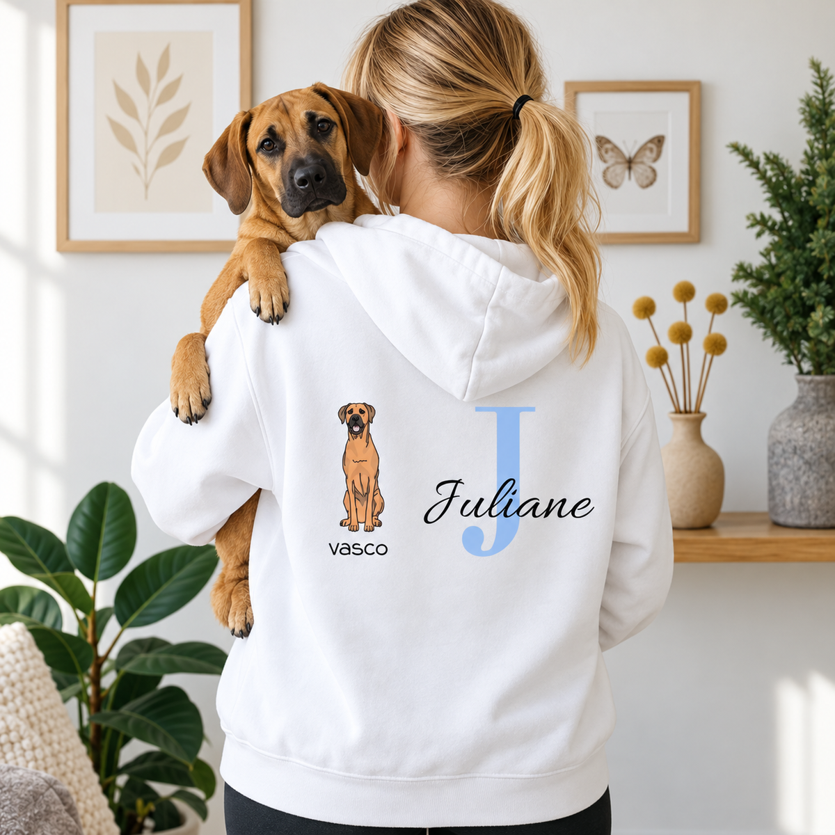 Witte hoodie met gepersonaliseerde initiaal "J" en hondenontwerp, ideaal voor een eigen stijl.