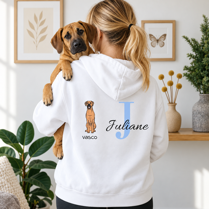 Witte hoodie met gepersonaliseerde initiaal "J" en hondenontwerp, ideaal voor een eigen stijl.