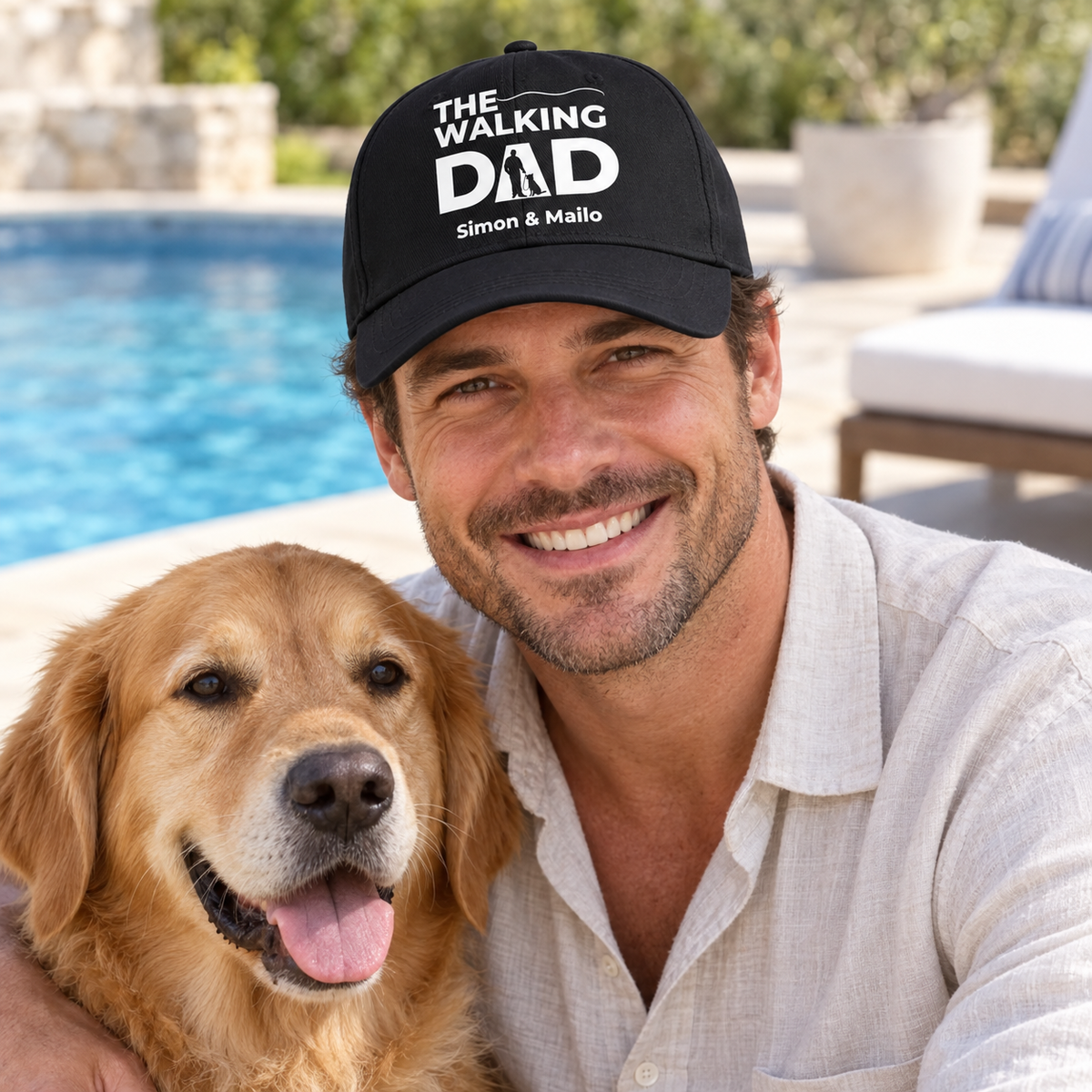 Zwarte pet met opdruk “THE WALKING DAD” en gepersonaliseerde namen, gedragen door een man met hond.