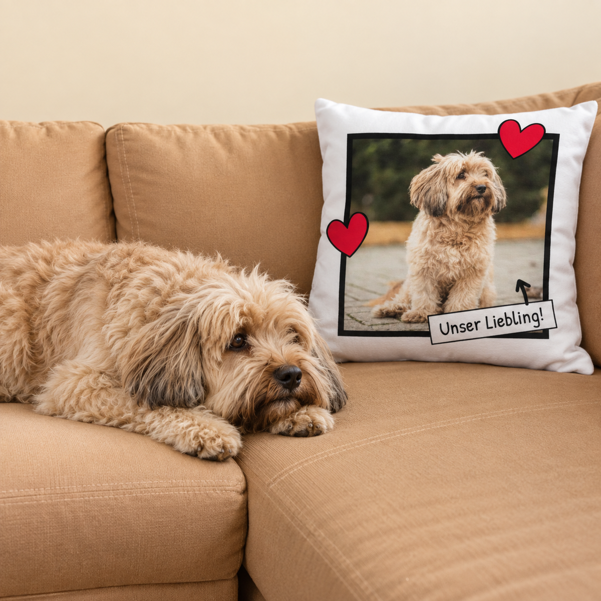 Coussin personnalisé avec photo de chien, cœurs colorés et inscription sur tissu blanc.