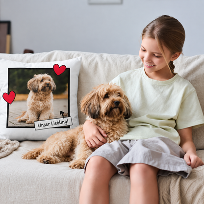 Coussin personnalisable avec photo de chien et cœurs appliqués, sur un canapé avec une fille.