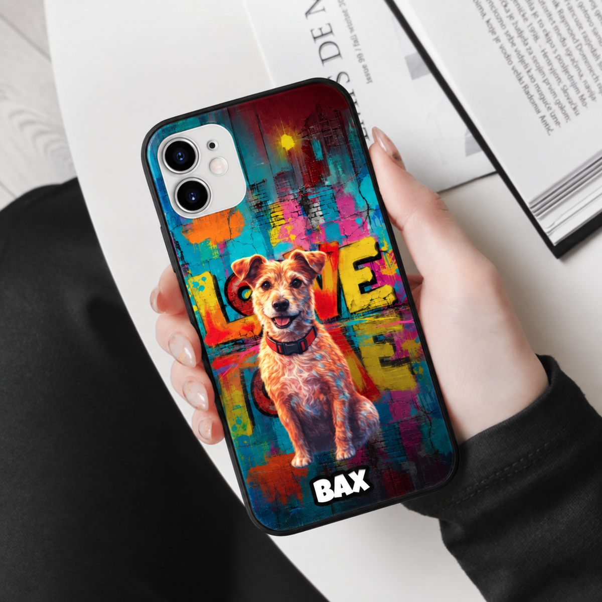 Coque de téléphone personnalisée avec design street art, illustration colorée d'un chien et le mot "LOVE".