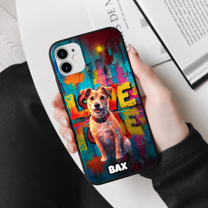 Coque de téléphone personnalisée avec design street art, illustration colorée d'un chien et le mot "LOVE".