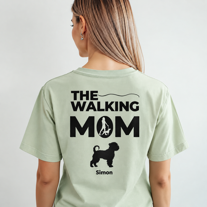 Gepersonaliseerd mintgroen T-shirt met opdruk "THE WALKING MOM" en hondensilhouet.