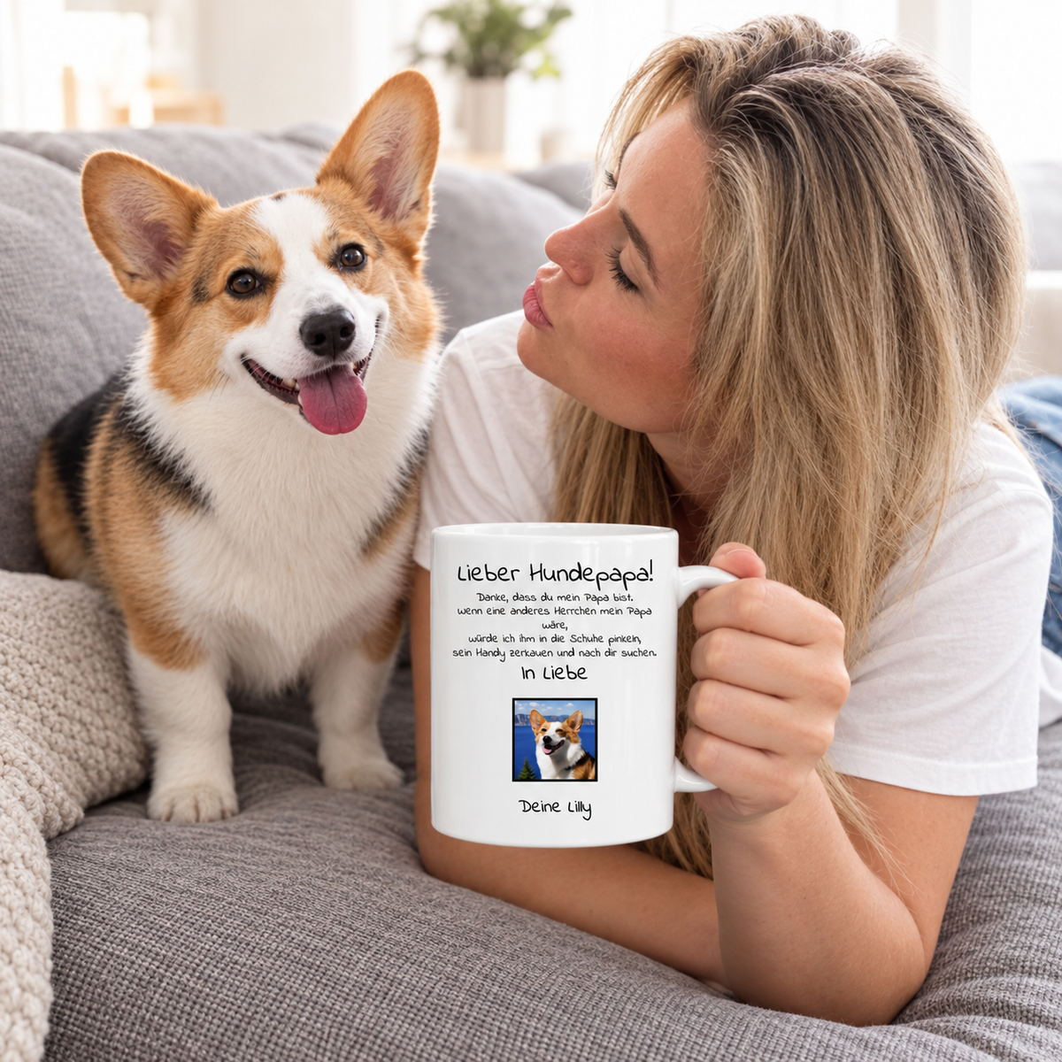 Personne tenant un mug blanc personnalisé avec photo de chien et texte en regardant un corgi.