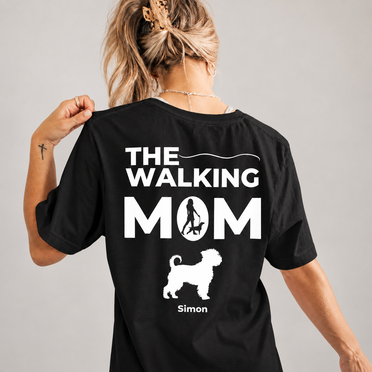 Zwart T-shirt met opdruk "THE WALKING MOM" en hondensilhouet op de rug.