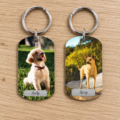 Dubbele sleutelhanger met twee hondenfoto's en gegraveerde namen Lucky en Lizzy.