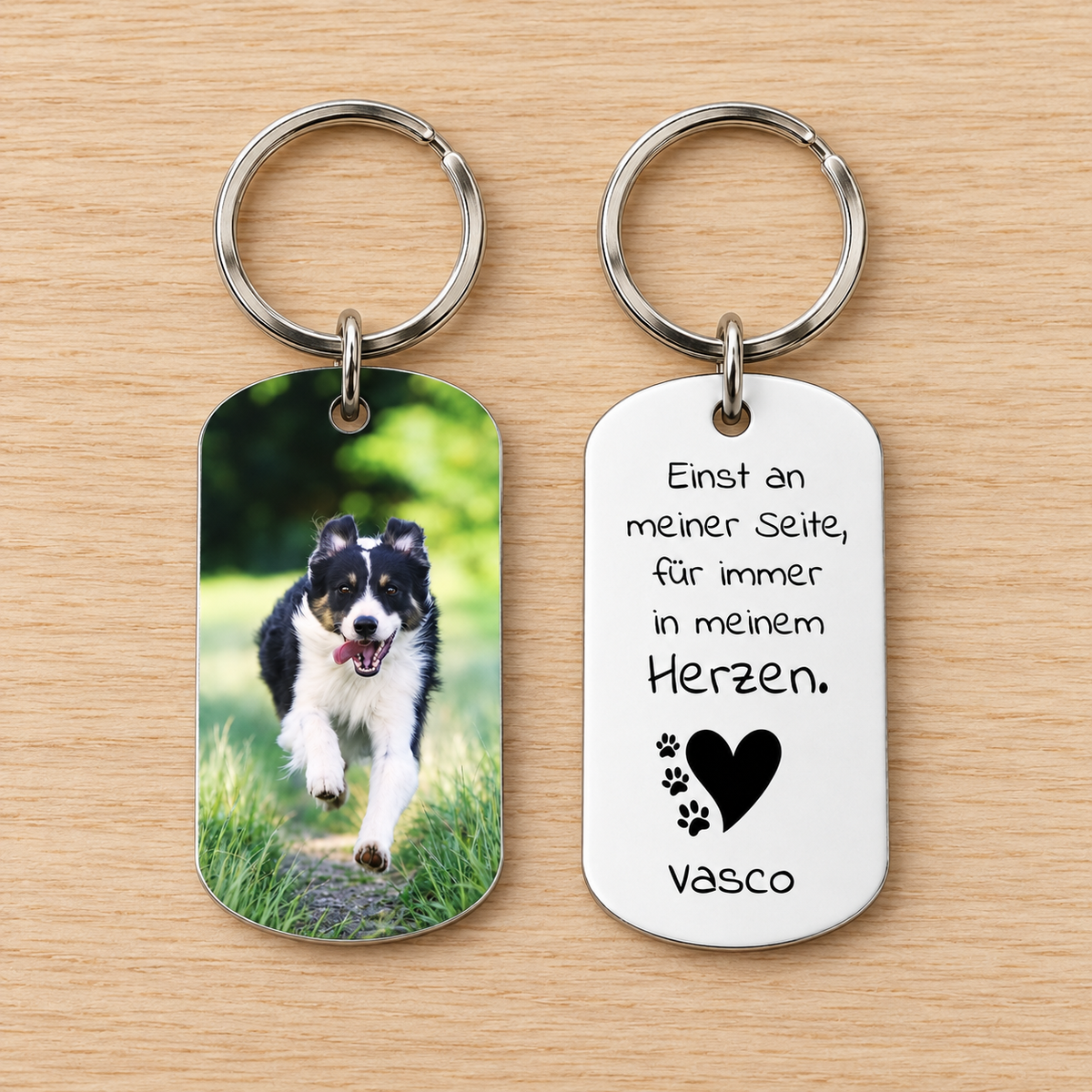 Porte-clés argenté personnalisé avec photo de chien au recto et texte au verso.