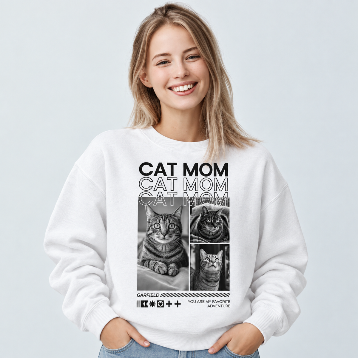 Witte sweater met opdruk "Cat Mom" en zwart-witte kattenmotieven.
