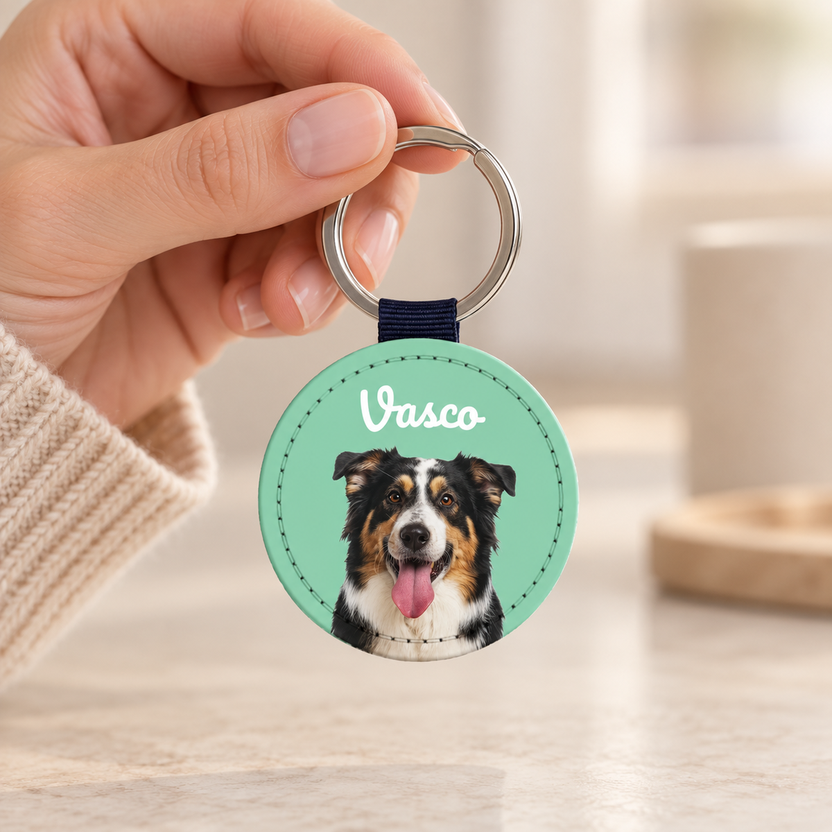 Porte-clés personnalisé en similicuir avec portrait de chien et dragonne bleue.