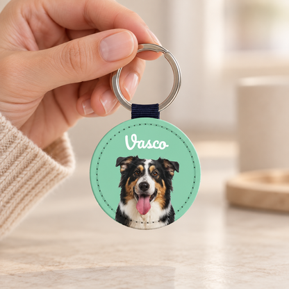 Porte-clés personnalisé en similicuir avec portrait de chien et dragonne bleue.