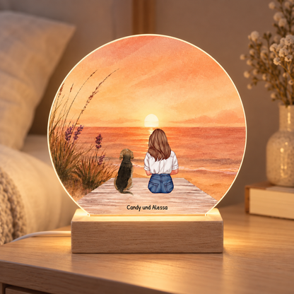 Veilleuse LED personnalisée avec illustration d'une femme et de son chien sur la plage au coucher du soleil. Socle en bois.