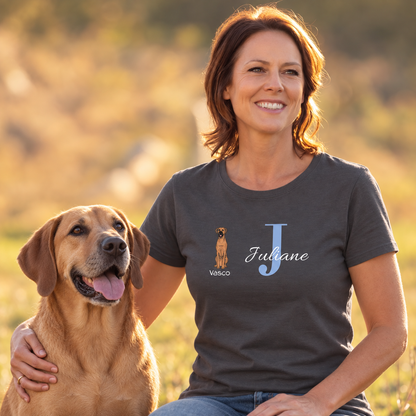 Grijs T-shirt met initiaal "J" en hondenmotief, gepersonaliseerd met de naam Juliane en huisdiernaam Vasco.