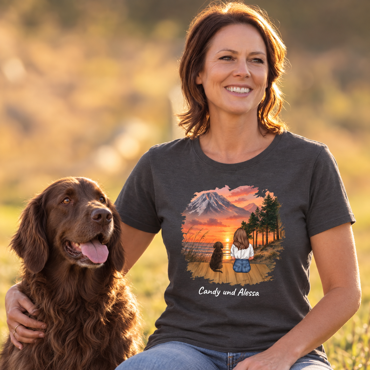 Donkergrijs T-shirt met gepersonaliseerd motief van een vrouw en hond voor een berglandschap.