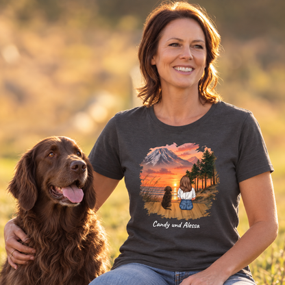 Donkergrijs T-shirt met gepersonaliseerd motief van een vrouw en hond voor een berglandschap.