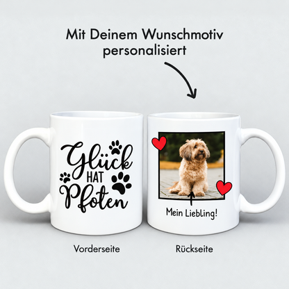 Gepersonaliseerde witte mok met hondenfoto, de tekst "Glück hat Pfoten" en "Mein Liebling!" op voor- en achterkant.