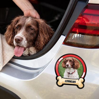 Autocollant de voiture avec photo de chien personnalisée et nom, sur un véhicule argenté.