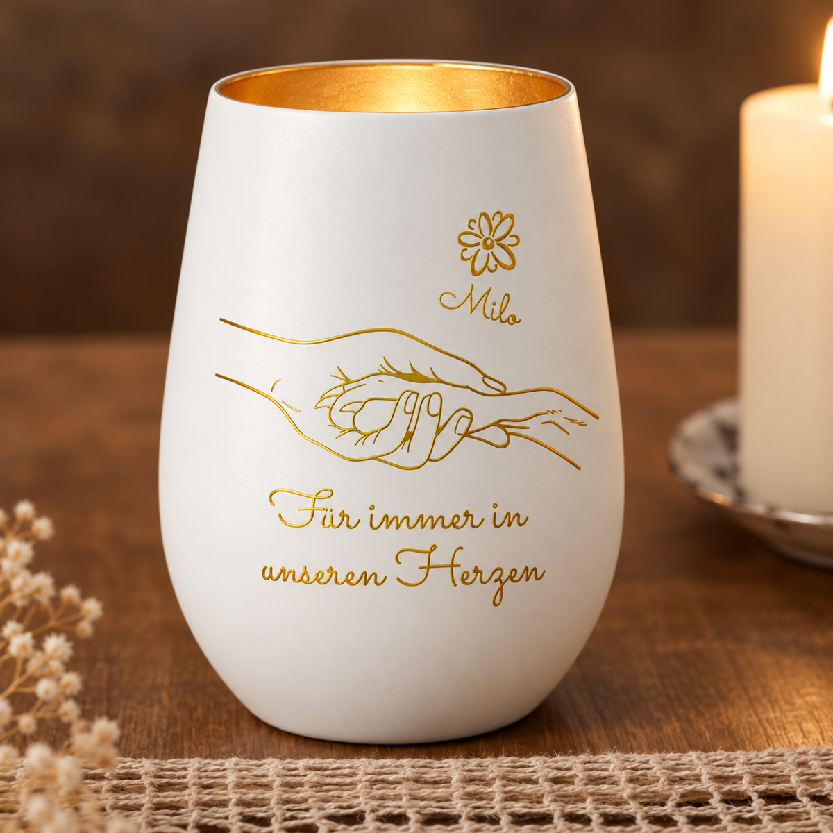 Gepersonaliseerd wit herdenkingslicht met gouden binnenrand, gegraveerde tekst en handen, voor een bijzondere herinnering.