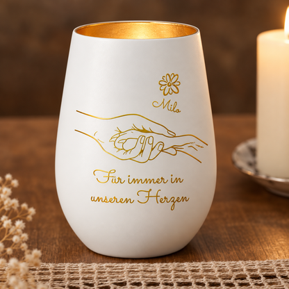 Gepersonaliseerd wit herdenkingslicht met gouden binnenrand, gegraveerde tekst en handen, voor een bijzondere herinnering.