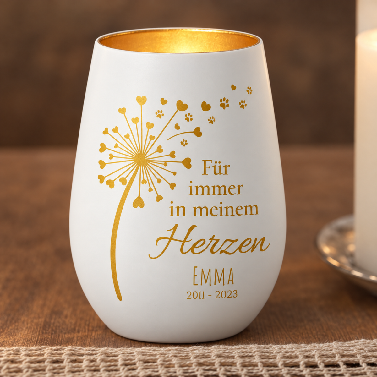 Gepersonaliseerd wit herdenkingslicht met gouden letters en hartmotieven, ter nagedachtenis van overledenen.