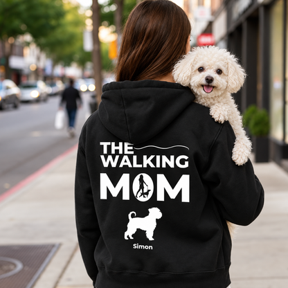Zwarte hoodie met gepersonaliseerde opdruk "THE WALKING MOM" en hondenmotief. Persoon draagt een hond.