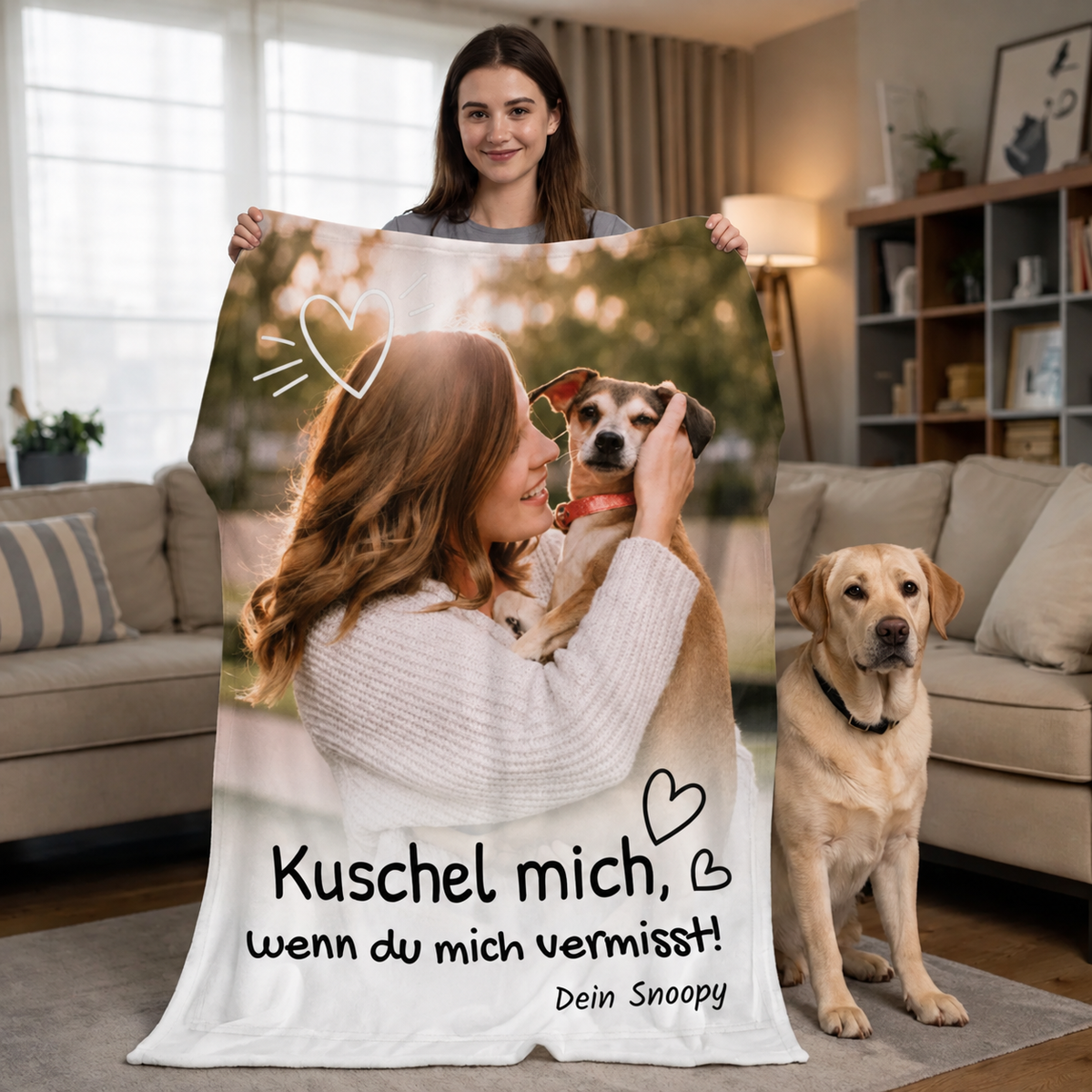 Gepersonaliseerde knuffeldeken met foto van een vrouw, twee honden en tekst in een huiselijke omgeving.