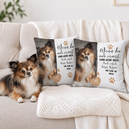 Twee gepersonaliseerde kussens met de tekst "Wenn du mich vermisst..." en een foto van een hond op een bank.