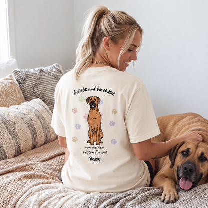 T-shirt beige avec l'inscription "Geliebt und beschützt" et motif de chien au dos.