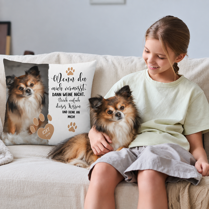 Gepersonaliseerd kussen met hondenfoto en tekst in zwart en beige, op een bank met een meisje en een hond.