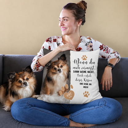 Personaliseerbaar kussen met hondenafbeelding en tekst, witte achtergrond, op een bank met vrouw en hond.
