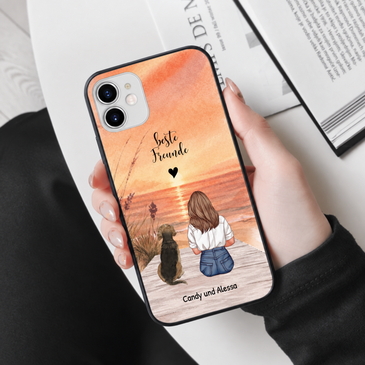 Gepersonaliseerd telefoonhoesje met hondenillustratie en zonsondergang, met de tekst "beste Freunde".