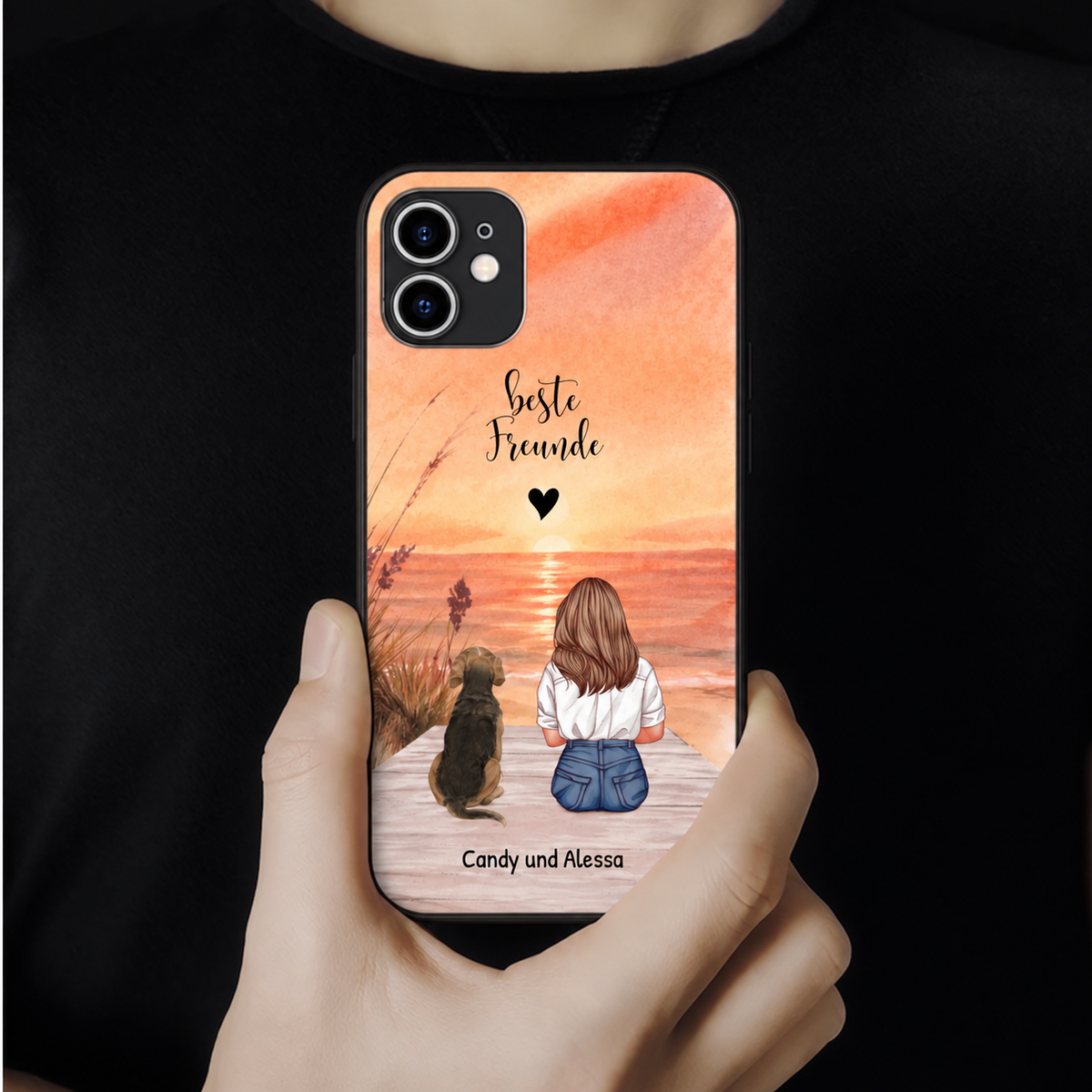 Gepersonaliseerd telefoonhoesje met illustratie van een meisje en hond op het strand, kleurrijke achtergrond.