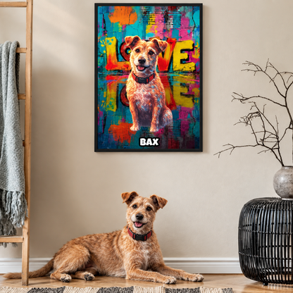 Posters street art personnalisés avec photo de chien aux couleurs vives, encadrés et fixés au mur. Chien couché par terre.