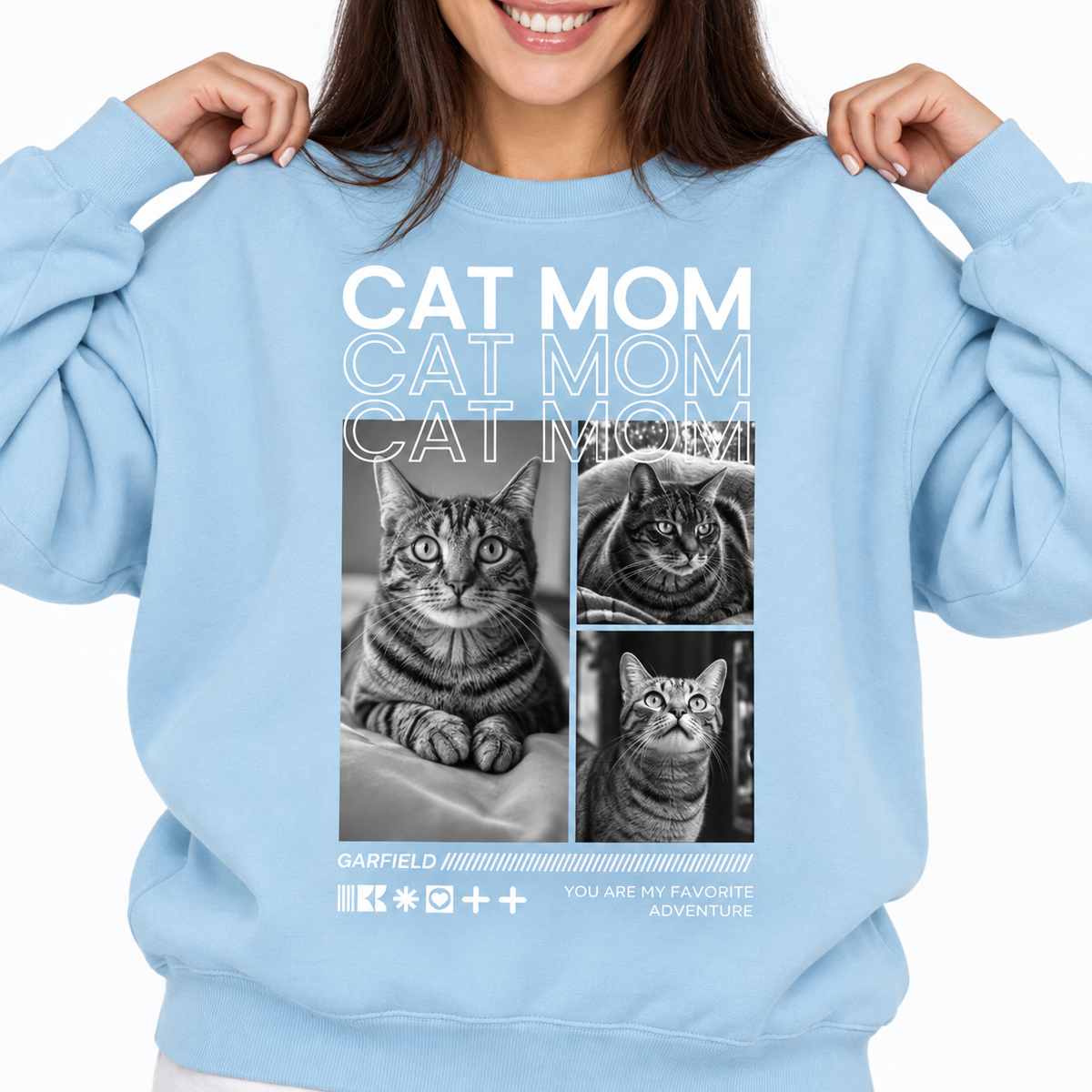 Blauwe sweater met opdruk "Cat Mom" en drie zwart-witfoto's van katten.