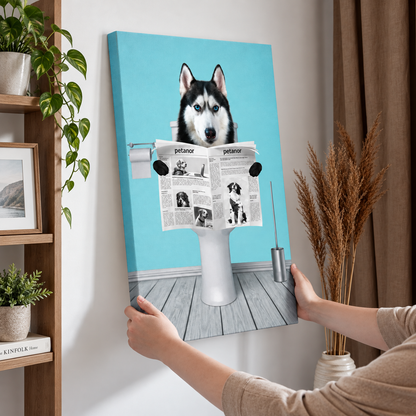 Canvas van een hond die op de wc zit en de krant leest, blauwe achtergrond.