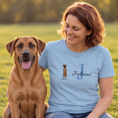 Lichtblauw dames-T-shirt met gepersonaliseerde print, initiaal "J" en hondenfoto.