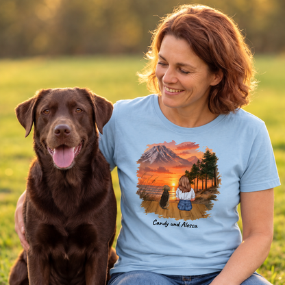 Blauw T-shirt met grafische print van een vrouw en haar hond voor een berglandschap.