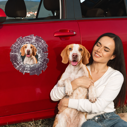 Autocollant de voiture personnalisé avec photo de chien et design verre brisé sur une portière rouge.