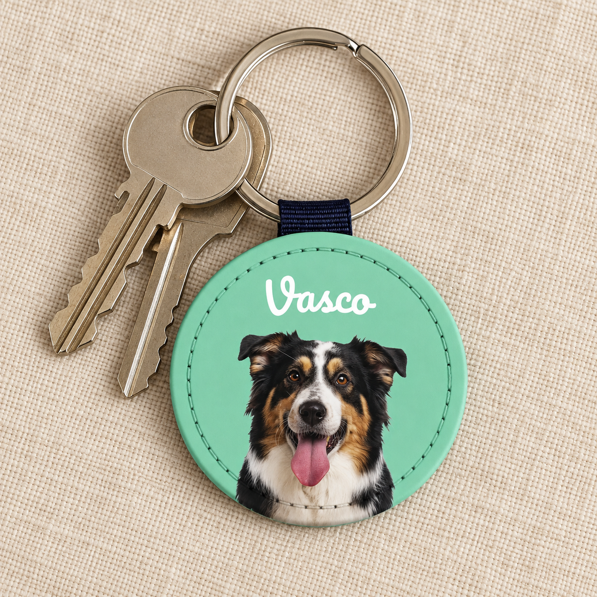Porte-clés personnalisé avec portrait de chien et fond vert menthe. Trousseau avec deux clés.