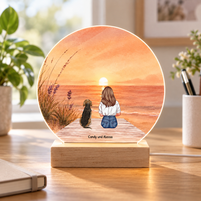 Veilleuse LED personnalisable avec illustration d'une fille et d'un chien au coucher du soleil. Socle en bois.