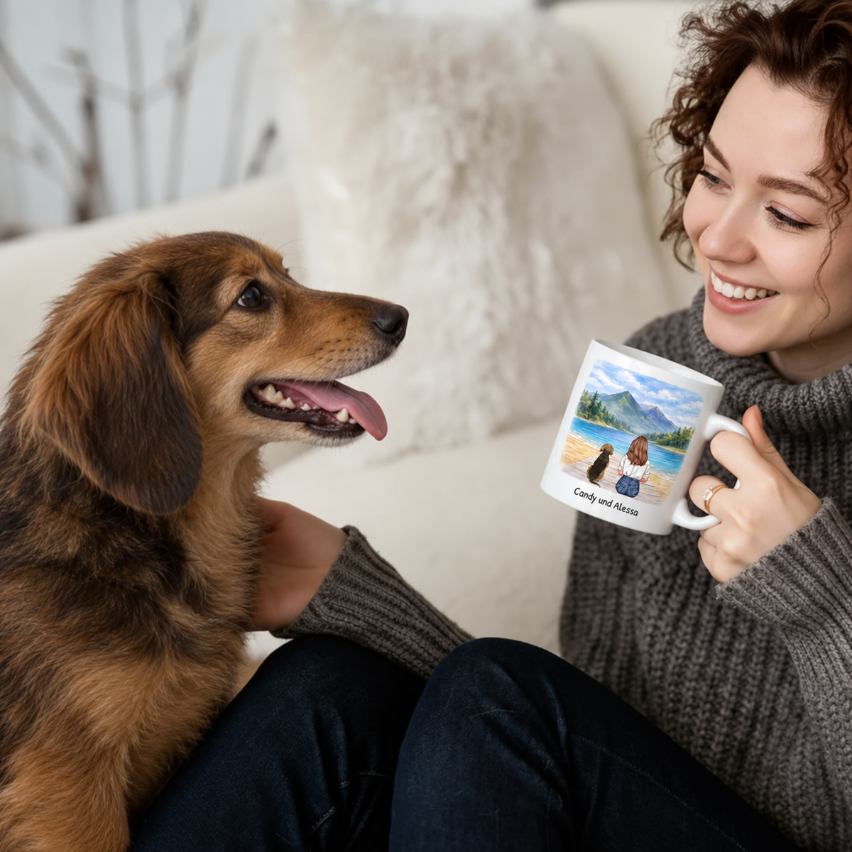 Persoon met gepersonaliseerde mok zit op de grond naast een hond, gezellig interieur op de achtergrond.